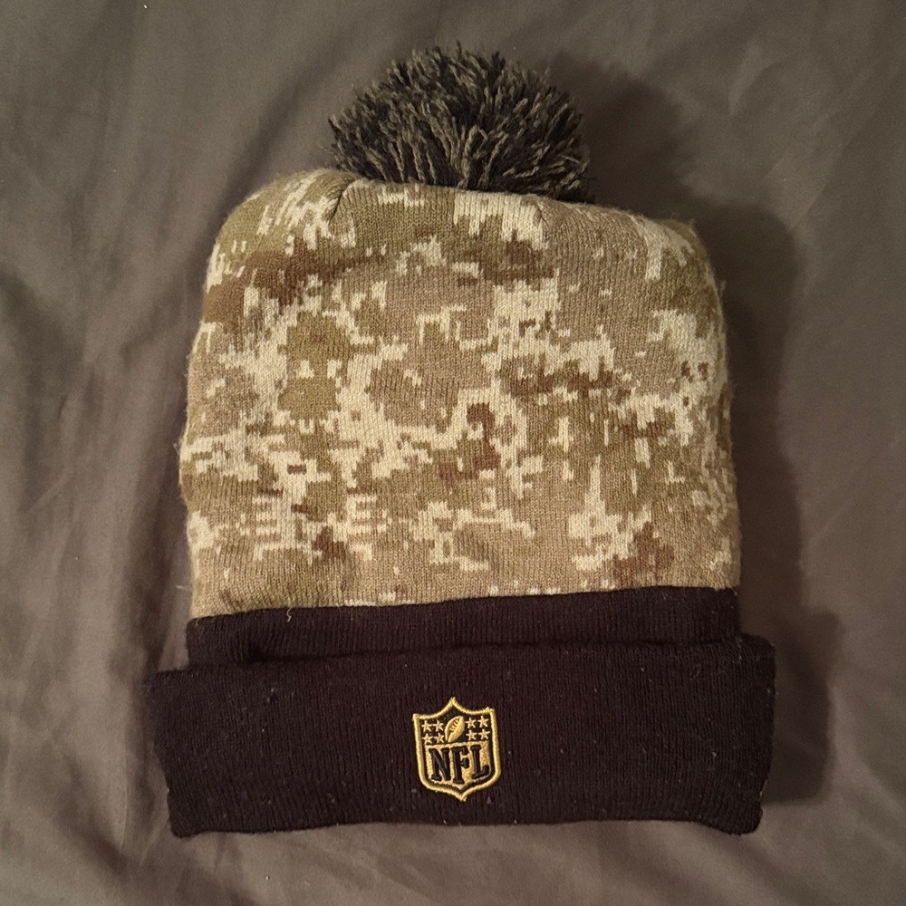 New Era Camo Knit Beanie with Pom - Picture 2 of 2